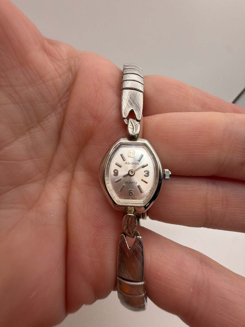 Advance Vintage Silver Tone Women's Quartz Wristwatch with Leaf Detail Stretch B